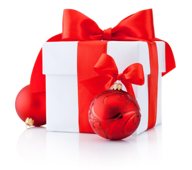 系着红色丝带和圣诞球的白色礼品盒（隔离）图片下载