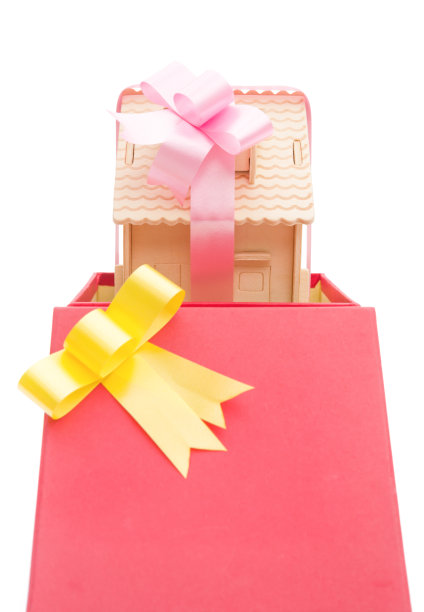 房子用丝带包着，还有一个礼盒图片下载