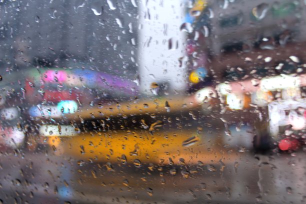 雨天汽车玻璃图片下载