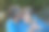 女儿亲吻母亲的前额图片下载