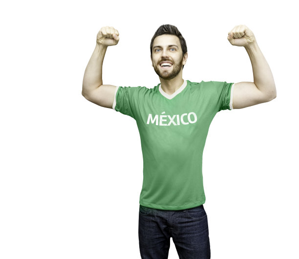 墨西哥足球运动员在白色背景下庆祝图片下载
