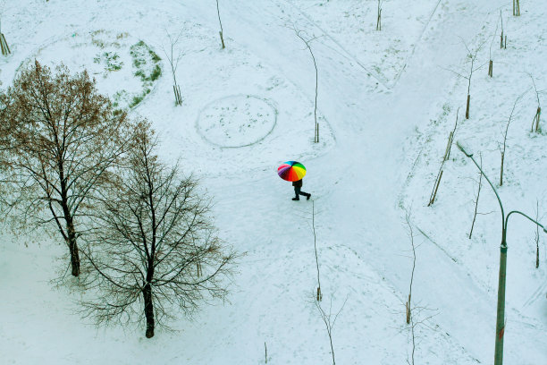 人走在五颜六色的伞下在雪图片下载