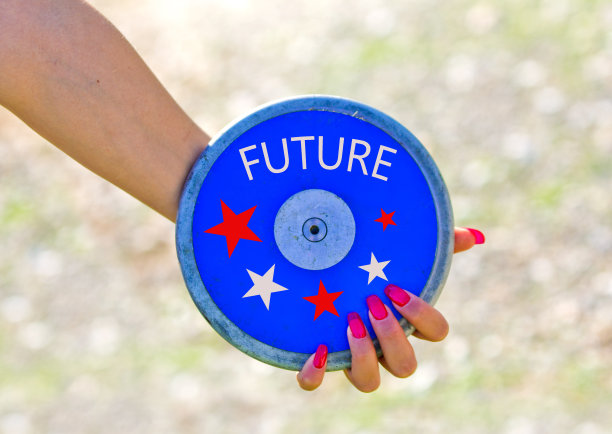 运动员准备投掷红色圆盘图片下载