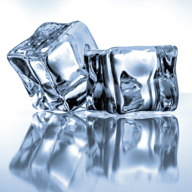 蓝色背景上的冰块图片下载