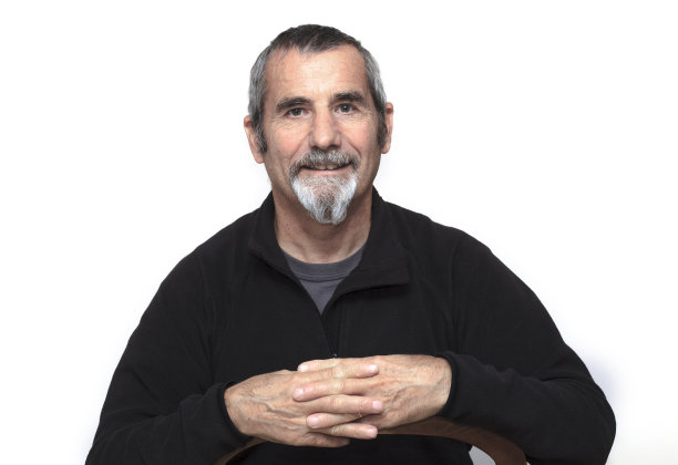 一个留着胡子的老人图片下载