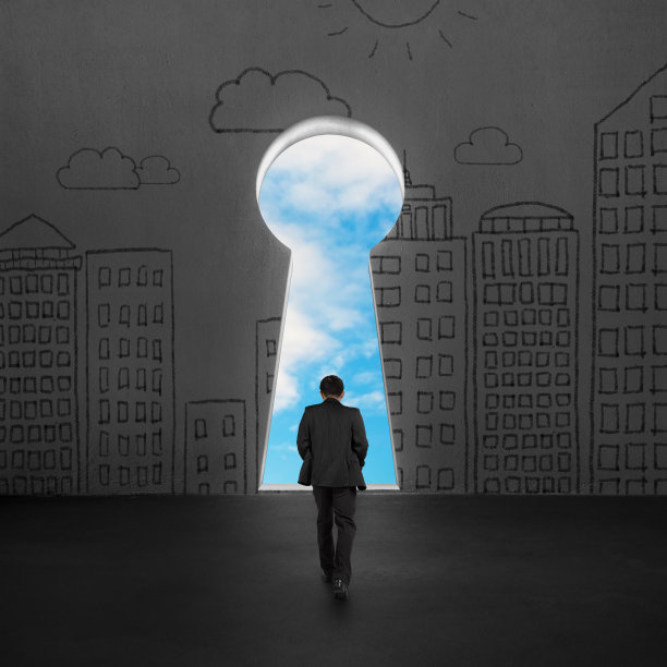 走向带蓝色天空的钥匙形状的门图片下载