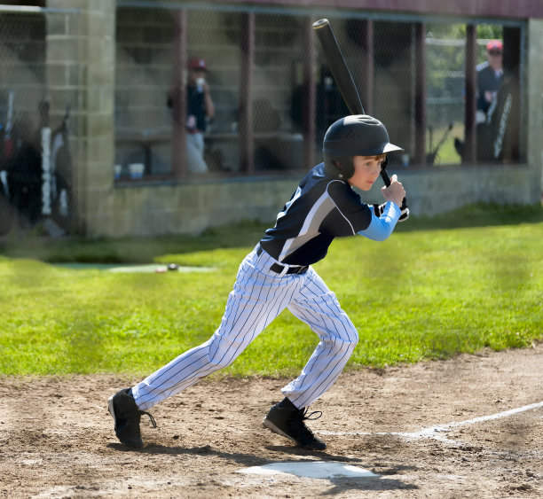 小联盟击球手在本垒板上的行动图片下载