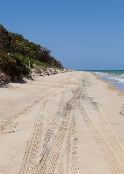 行驶在海滩图片下载