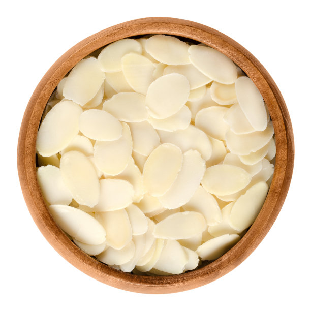 切片杏仁放在木碗里，涂上白色图片下载