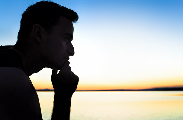 沉思的人图片下载