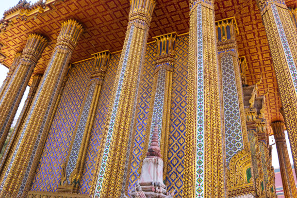 Saraburi普塔巴特寺的柱子和天花板图片下载