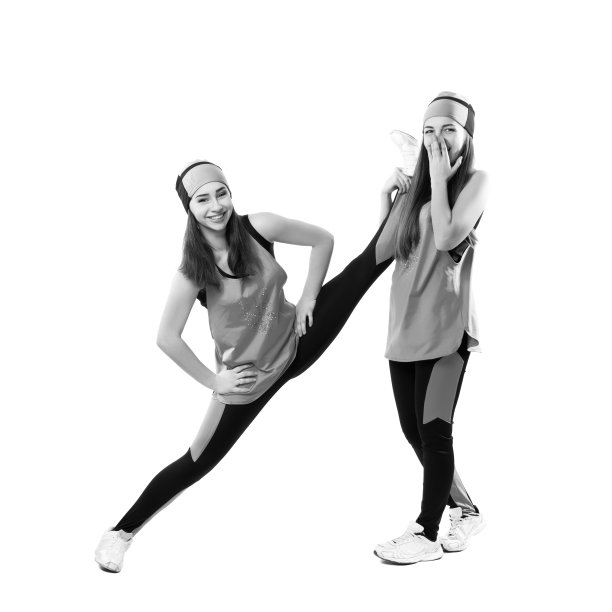 两名年轻的专业拉拉队队长在表演前伸展身体。图片下载