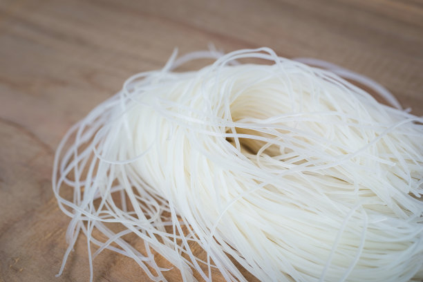 木桌上的生白面图片下载