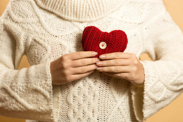 一名妇女抱着心脏放在胸前的概念性医学照片图片下载