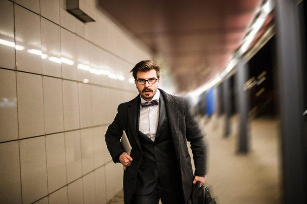 年轻的商人开始迟到了图片下载