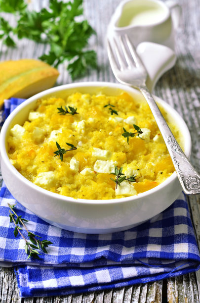 香辣小米锅配南瓜和羊乳酪。素材图片