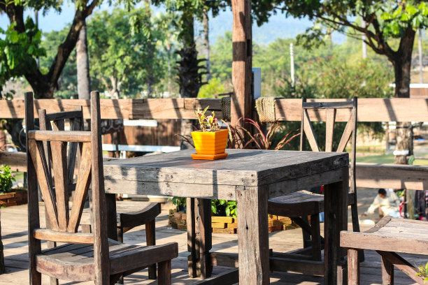 户外的旧木桌和椅子图片下载