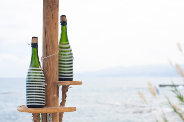 海滩上陈列着酒瓶图片下载