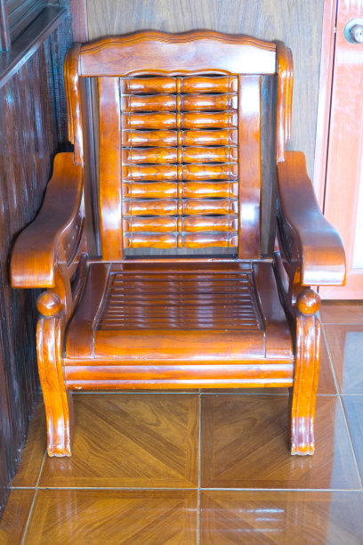 老式的木制扶手椅图片下载