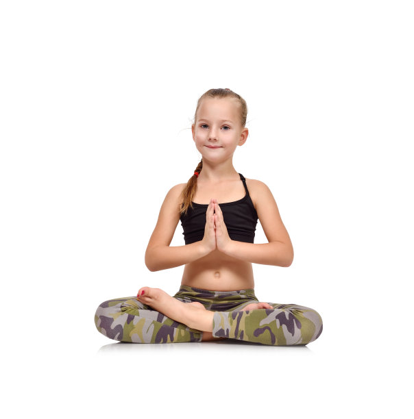 小女孩在做合十礼图片下载