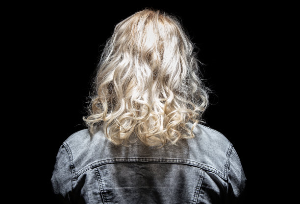 女人的背部和牛仔裤夹克图片下载