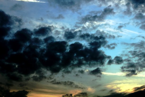 黑暗的多云的天空图片下载