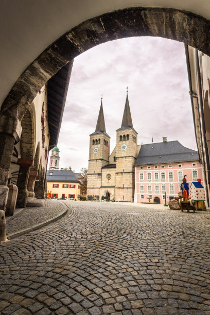 贝希特斯加登镇广场上的大教堂和阴天。德国图片下载