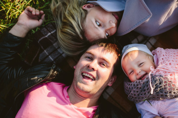 一家人躺在公园里图片下载