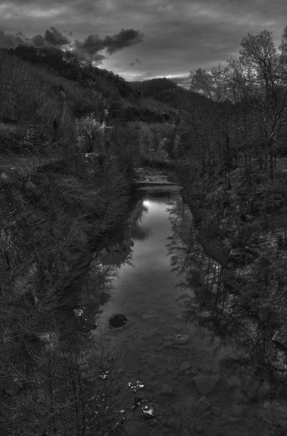 法国朗格多克地区的一条河图片下载