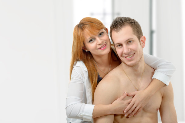 愉快的恋爱中的年轻夫妇图片下载