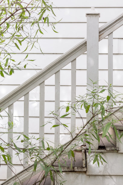 白色木质楼梯图片下载