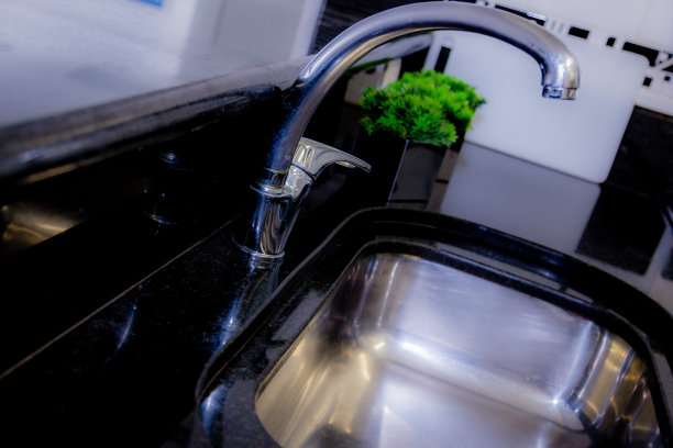 干厨房水龙头。水配给。图片下载