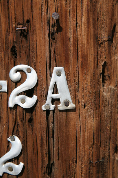 有字母和数字的电线杆图片下载