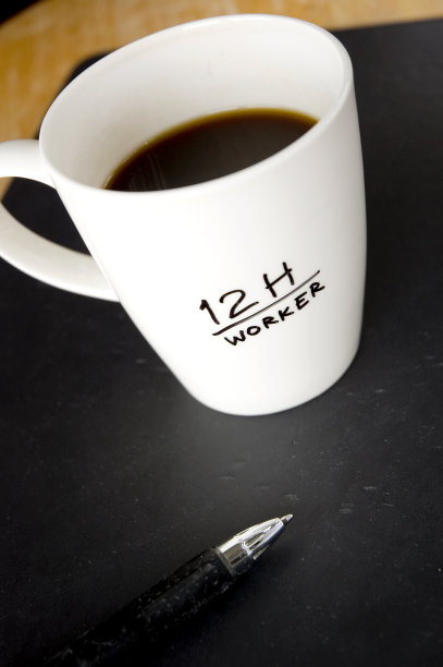 给加班的工人喝黑咖啡图片下载