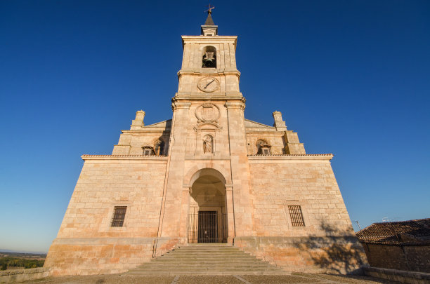 日落的圣佩德罗教堂，莱尔马，布尔戈斯，西班牙。图片下载