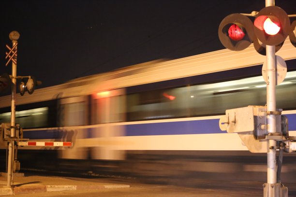 火车通过铁路道口图片下载