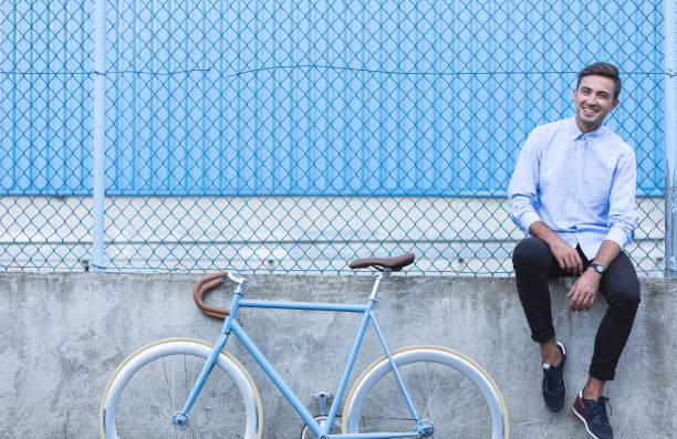 赶时髦的人微笑的男孩图片下载