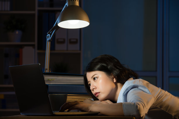 亚洲商界女性加班到深夜昏昏欲睡图片下载
