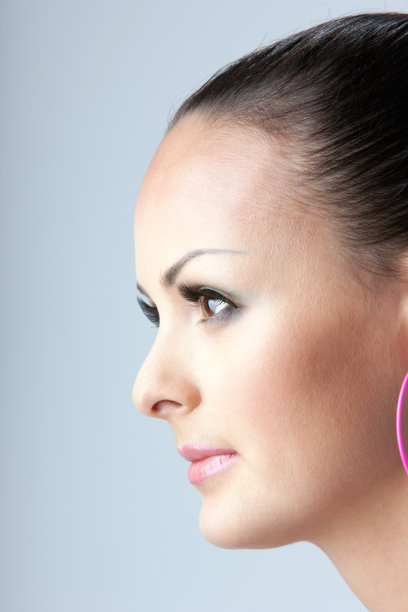 一个漂亮女孩的侧面肖像图片下载