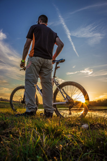 日落时分骑山地车图片下载
