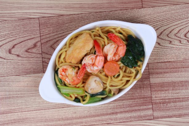 虾仁炒面条。前视图。图片下载