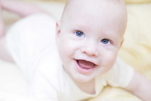 宝宝带着近距离的微笑图片下载