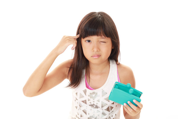 失望的女孩拿着钱包图片下载