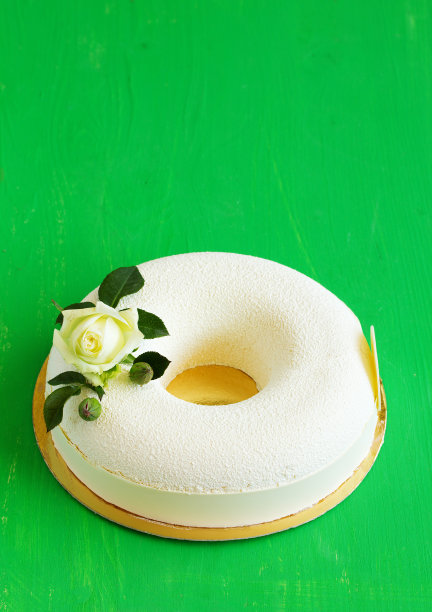 白色蛋糕“异国情调”在巧克力天鹅绒。图片下载