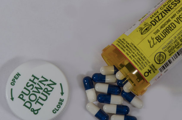 蓝白药片从瓶子里溢出来图片下载