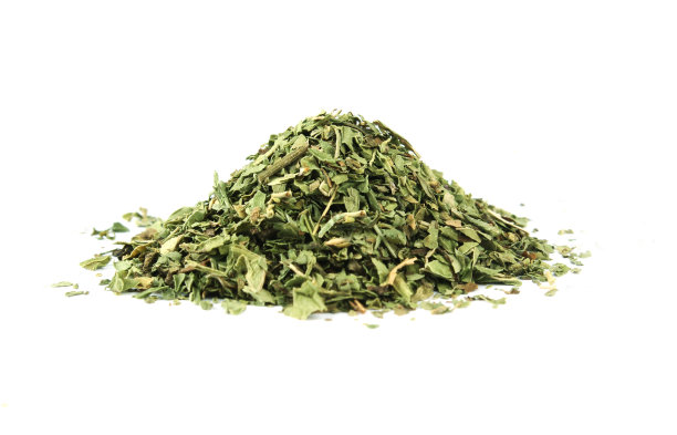 干薄荷堆孤立在白色背景图片下载