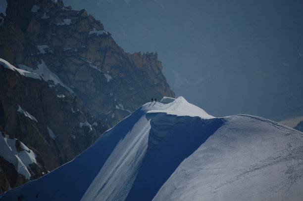 雪崖上的徒步旅行者图片下载