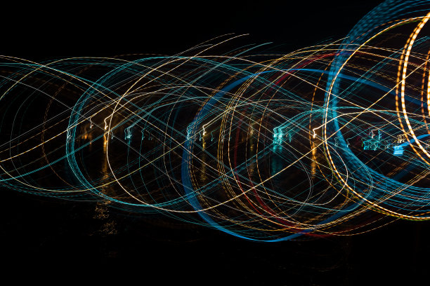 夜晚灯光下的人影图片下载