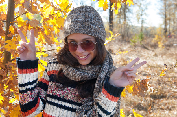 戴着帽子和太阳镜的少女图片下载