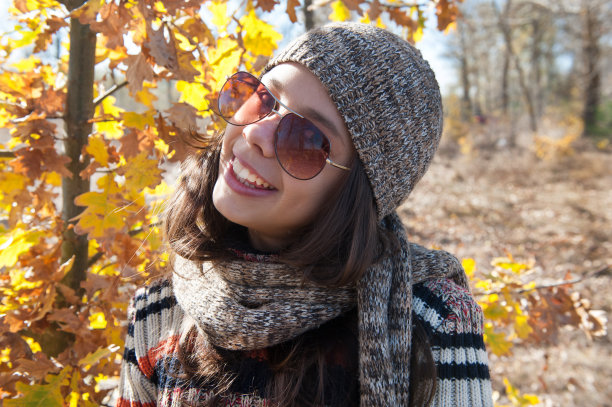 戴着帽子和太阳镜的少女图片下载